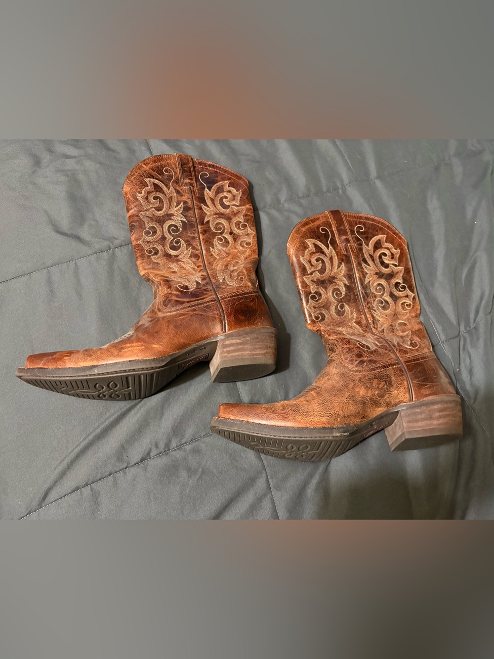 Ariat 6.5 Brown and Cream Distressed Boots